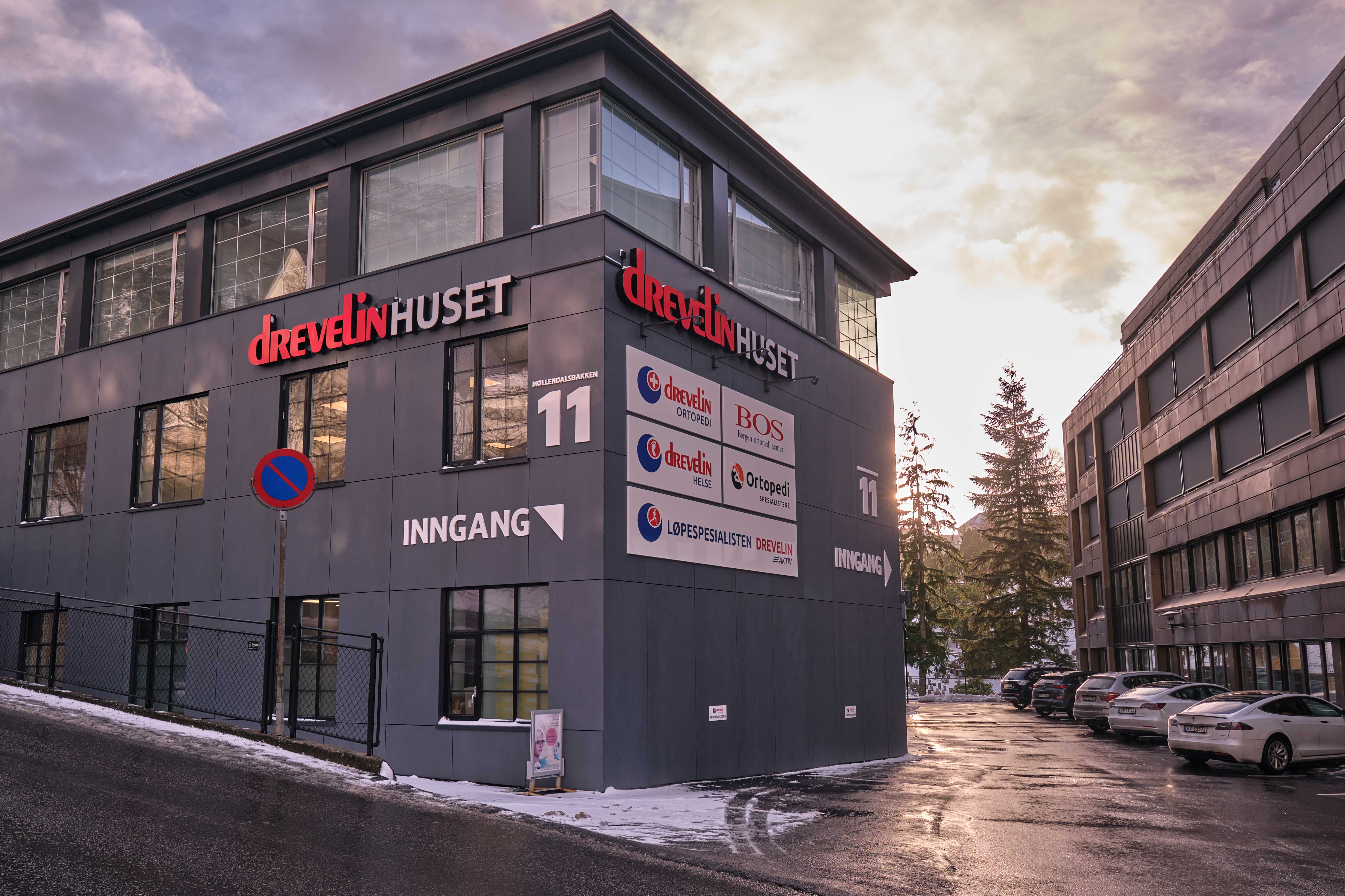 Bygningen der Ortopedispesialistene holder til, sett fra bilveien. Privatklinikk som er spesialisert innen ortopedisk kirurgi